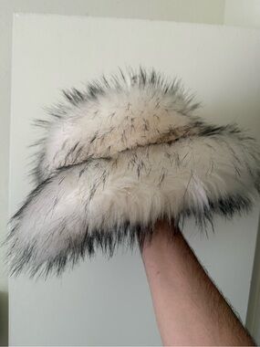 Tyler LAMBERT Faux Fur Bucket Hat White Large SZ